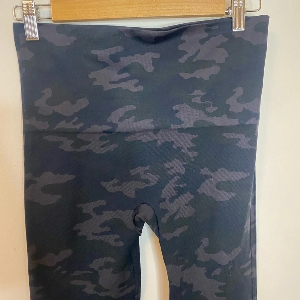 Spanx Look At Me Now Seamless Capri Leggings Camo